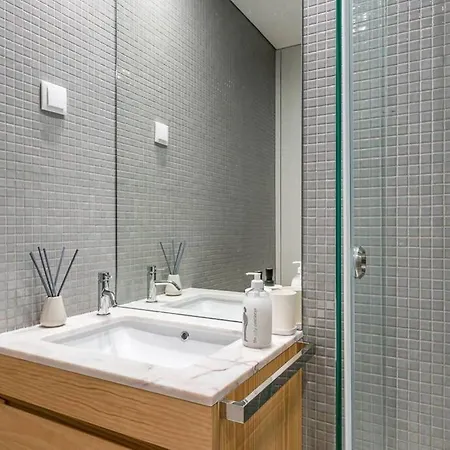 New Lux 2br Flat W/free Parking - Cedofeita * Porto